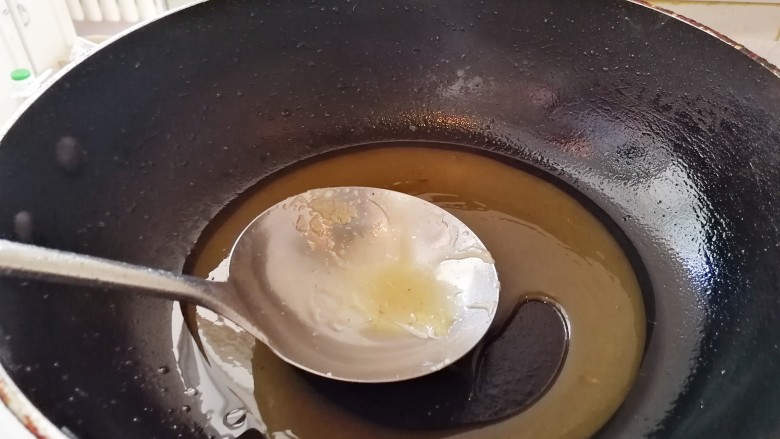 东北家常菜_地瓜挂浆,要用饭勺底画圈搅动，不要熬糊了。