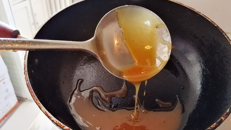 东北家常菜_地瓜挂浆,用勺子试一试，能拉出糖丝，颜色通亮就好了。（如图）