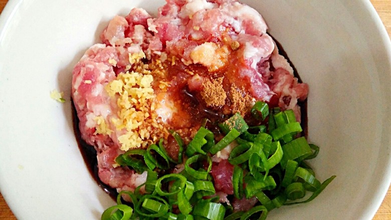 什锦祈福虾,<a style='color:red;display:inline-block;' href='/shicai/ 34374'>猪肉馅</a>里加入葱姜末、料酒、十三香粉、盐、<a style='color:red;display:inline-block;' href='/shicai/ 135354'>味极鲜酱油</a>、<a style='color:red;display:inline-block;' href='/shicai/ 721'>蚝油</a>、<a style='color:red;display:inline-block;' href='/shicai/ 847'>香油</a>拌匀后用筷子顺时针搅拌至肉馅上劲。