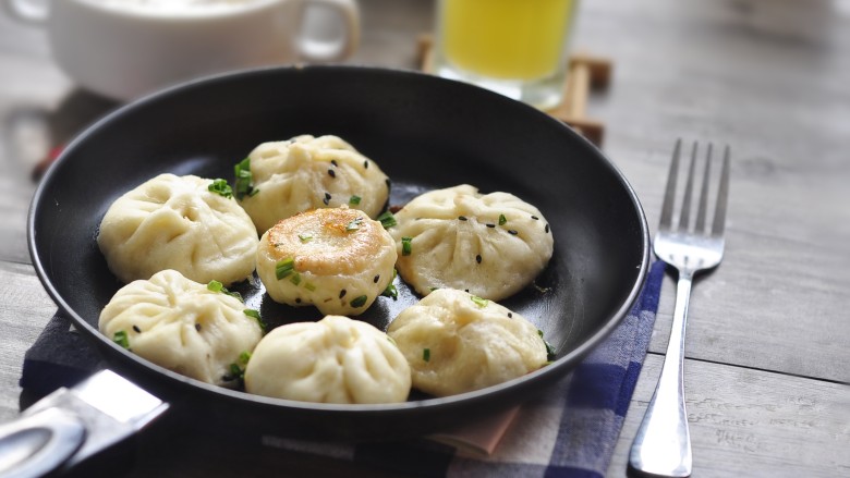 生煎小笼包,热食，咬开都能流出汤汁，好好吃～