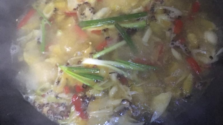 酸汤金针肥牛,小火熬煮5分钟,把泡姜,泡椒里的味道充分熬出来