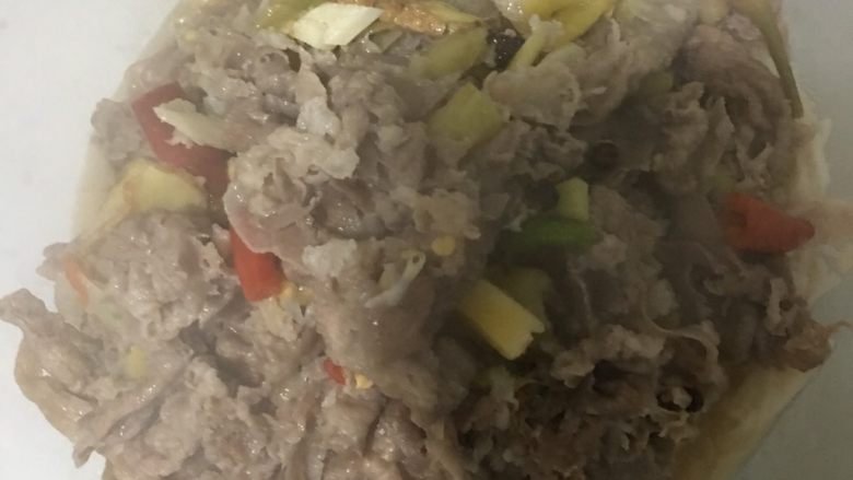 酸汤金针肥牛,装入到有金针菇和粉丝的碗里