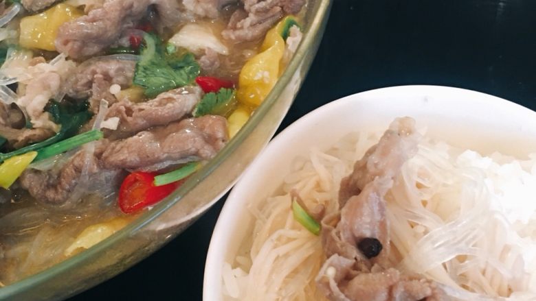 酸汤金针肥牛,配上米饭,完美!