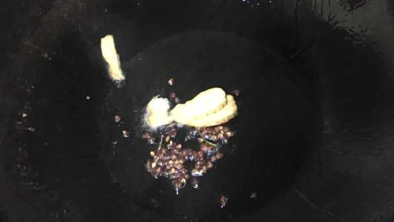 酸汤金针肥牛,放生姜片,炒香