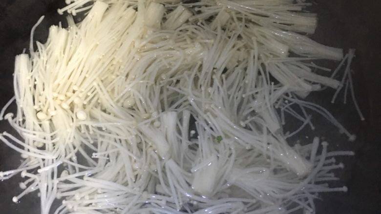 酸汤金针肥牛,煮五分钟