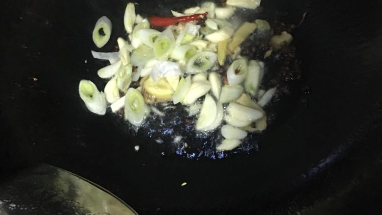 酸汤金针肥牛,加入蒜,葱段爆炒