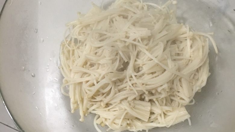 酸汤金针肥牛,捞出
