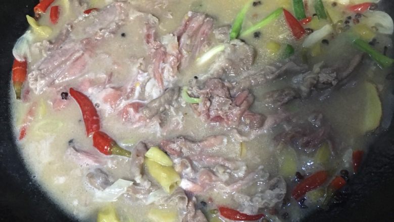酸汤金针肥牛,加入解冻后的<a style='color:red;display:inline-block;' href='/shicai/ 226'>肥牛</a>