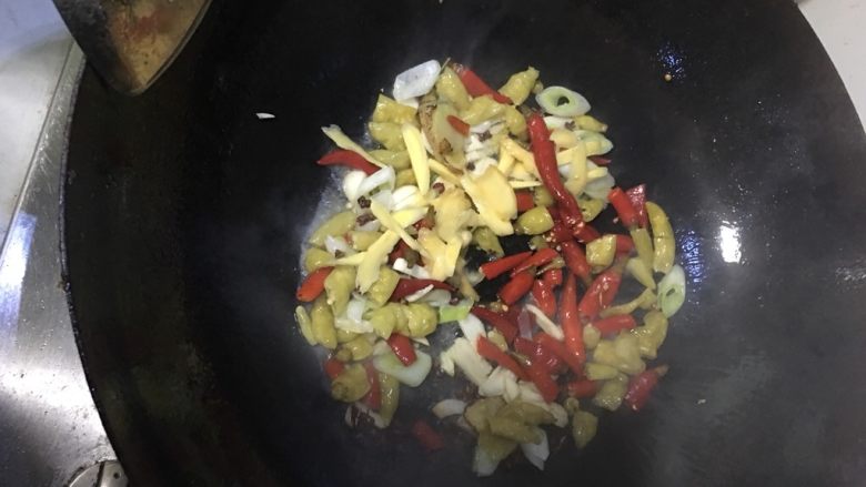 酸汤金针肥牛,再倒入泡姜,泡姜,加适量盐煸炒