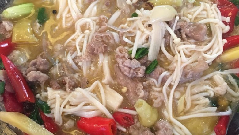 酸汤金针肥牛,汤汁泡饭也很好吃。速度秒光!