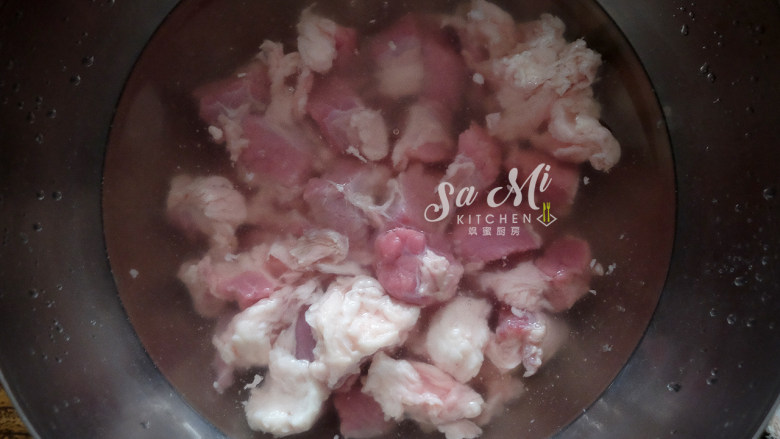 牛肉炖土豆(私房菜),切好的牛肉放入清水中浸泡血水
