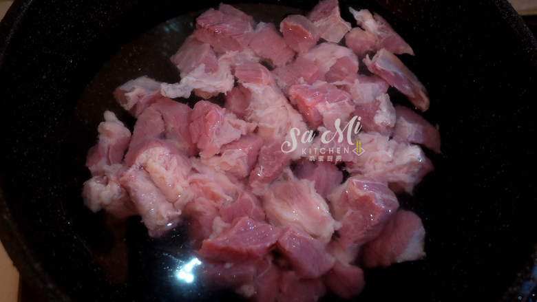 牛肉炖土豆(私房菜),起锅放入牛肉块和清水,清水没过牛肉块即可,开大火烧开