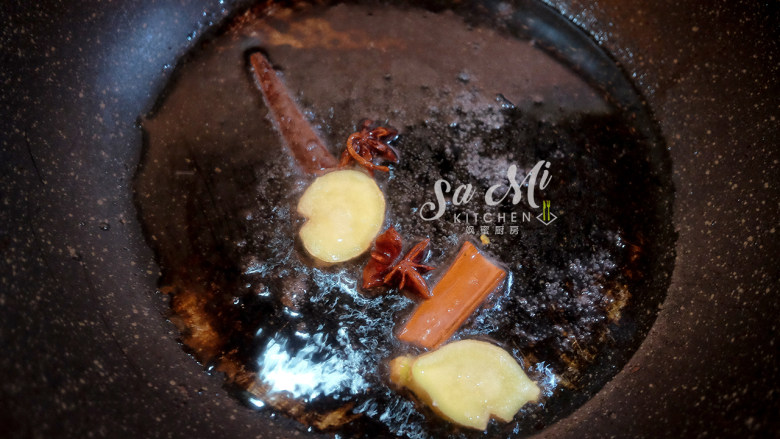 牛肉炖土豆(私房菜),起锅开大火,油温五成热时放入桂皮、大料、姜片、白糖
