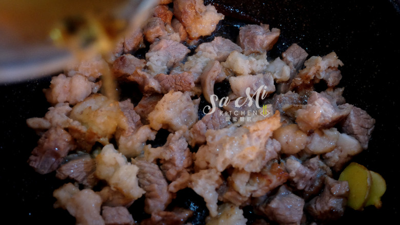 牛肉炖土豆(私房菜),烹入料酒翻炒均匀