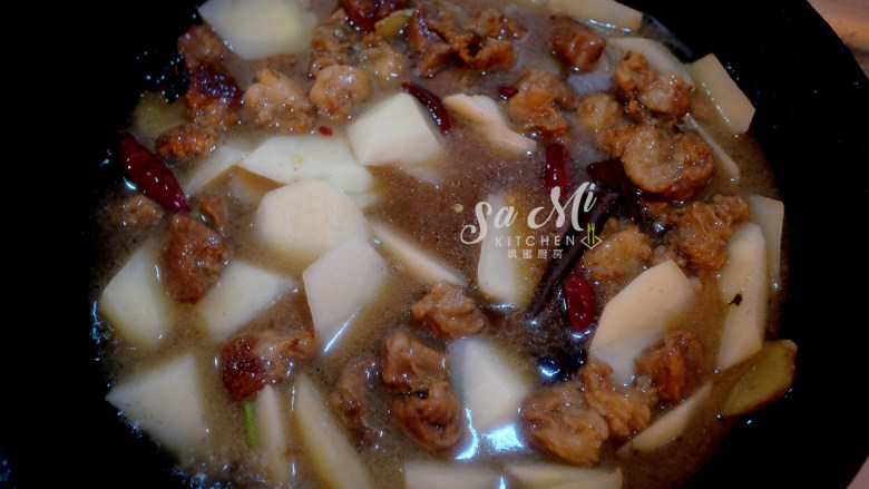 牛肉炖土豆(私房菜),开锅盖加入土豆块和盐炖10-15分钟收汤