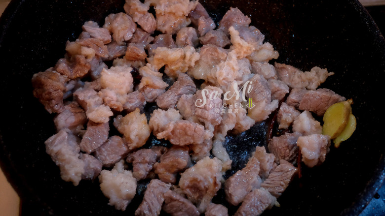 牛肉炖土豆(私房菜),待糖色微微变黄时,立即放入焯好的牛肉块翻炒均匀