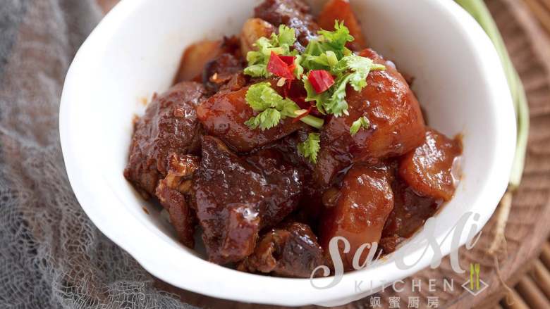 牛肉炖土豆(私房菜),出锅装盘,撒上香菜段和少量干辣椒段进行点缀即可上桌