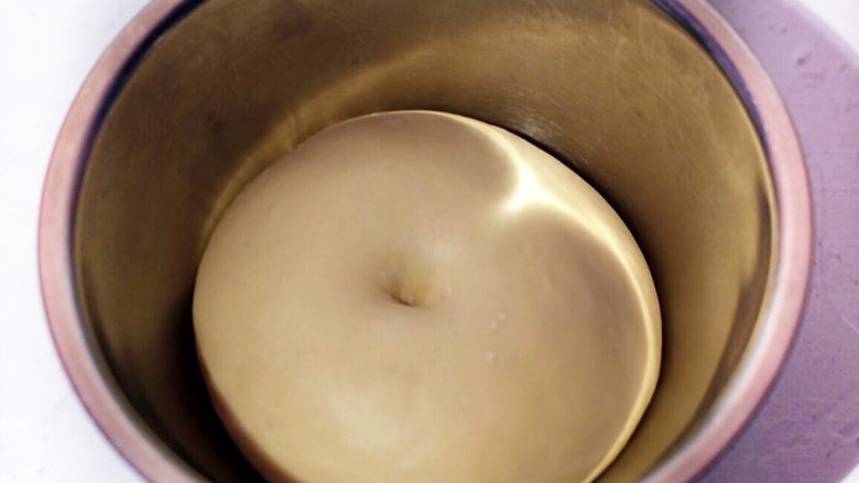 奶酥面包,第一次发酵好的面团用手指戳中间,洞口不回弹,一发结束。