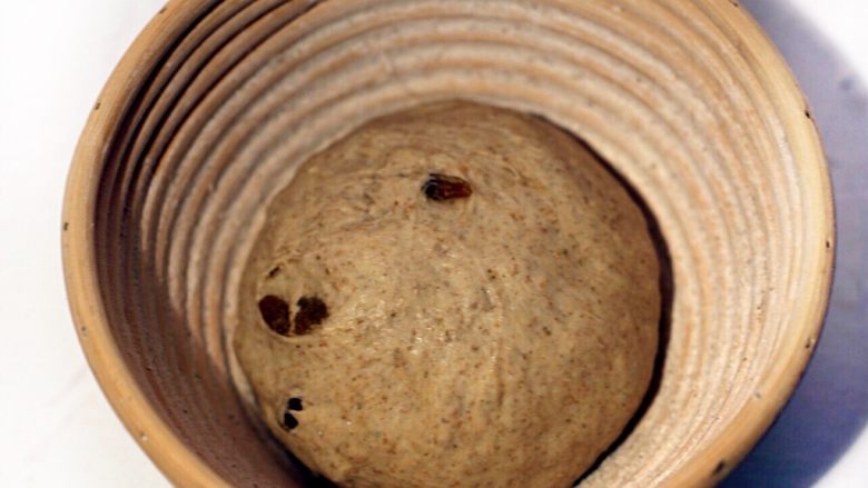 黑麦葡萄干椰子油软欧,将面团轻拍排气滚圆,面朝下放入发酵篮中,放醒发箱中温度38度湿度70%发酵60分钟。