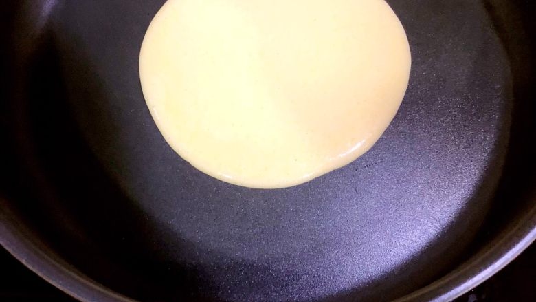奶油千层蛋糕,小火烧热锅,倒入1大勺面糊