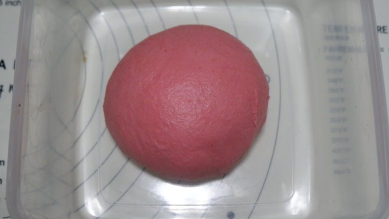 红丝绒樱花软欧面包,放入容器,盖上保鲜膜进行1次发酵。25-28度左右。