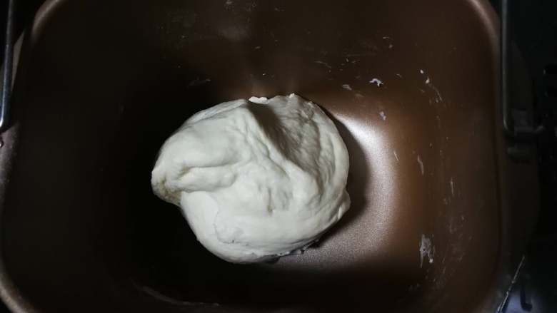 自制健康又美味的油条,揉成面团后,再把油放入,慢慢揉进去,让面团充分把油吸收,揉光滑。可以用花生油也可以用玉米油。