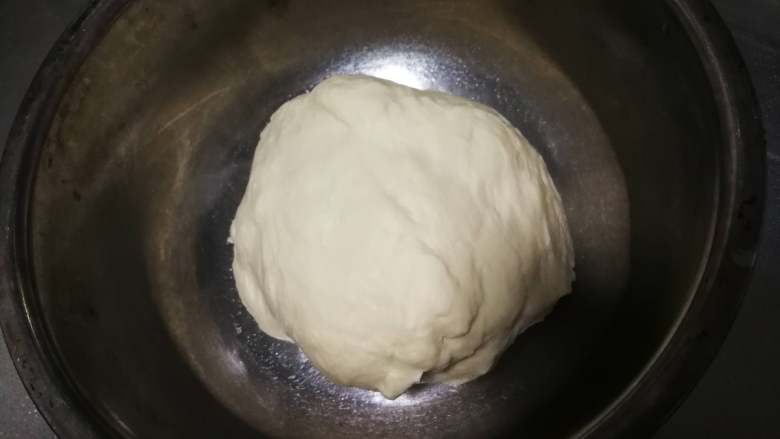 自制健康又美味的油条,揉好后盖保鲜膜放冰箱冷藏一夜,一般早餐用的话前一晚揉好面正合适。
