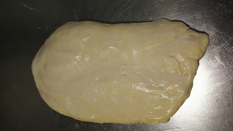 自制健康又美味的油条,案板上抹油,拿出醒发好的面团,千万不要再揉,直接拍扁整形。
