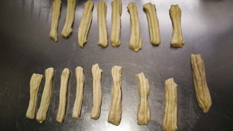 自制健康又美味的油条,筷子蘸油从中间压一下,静置松弛10分钟。
