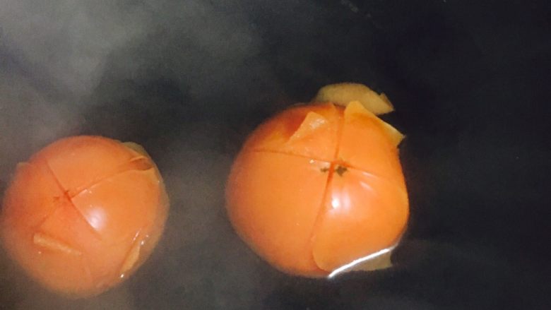 美味番茄龙利鱼(快手菜),锅内烧开水之后把番茄放进去烫一下~这样就好剥皮啦~