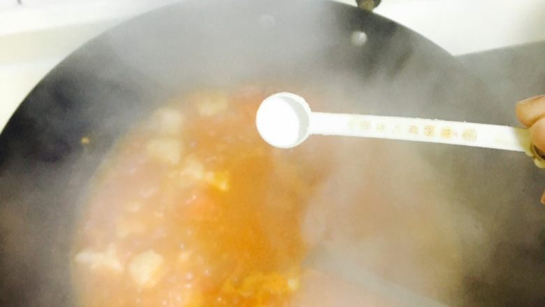 美味番茄龙利鱼(快手菜),加入适量盐和<a style='color:red;display:inline-block;' href='/shicai/ 10588'>糖</a>调味~