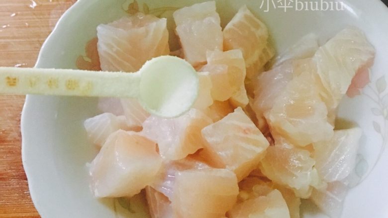 美味番茄龙利鱼(快手菜),加入适量盐~看着这个花纹突然有点想吃三文鱼。。。。
