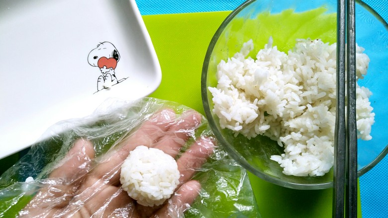 迷你汉堡,把米饭用保鲜膜戳圆