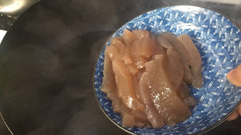 酸菜莴笋魔芋丝,锅中烧开水,放入魔芋,煮3分钟后捞出,沥干水分;