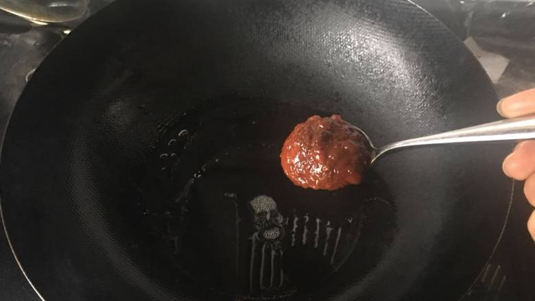 酸菜莴笋魔芋丝,锅中热油,放入一勺豆瓣酱,炒香;