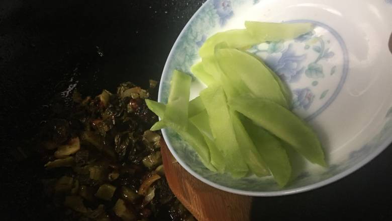 酸菜莴笋魔芋丝,加入蜗居,翻炒;