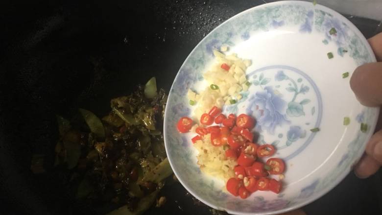 酸菜莴笋魔芋丝,加入姜蒜和红椒,翻炒;