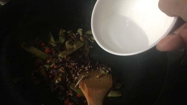酸菜莴笋魔芋丝,少许清水,然后,煮开汤汁;