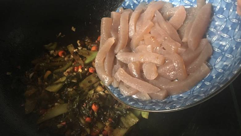 酸菜莴笋魔芋丝,煮开后,加入魔芋,烧2-3分钟;