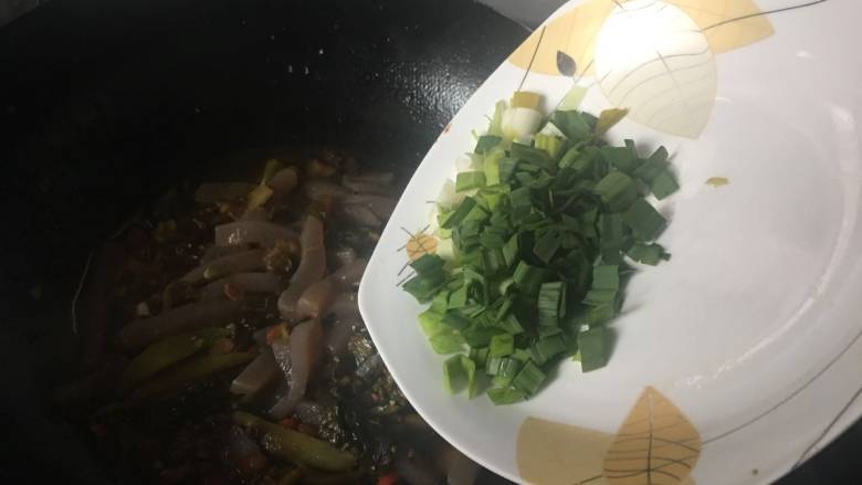 酸菜莴笋魔芋丝,加入青蒜,翻炒几下;