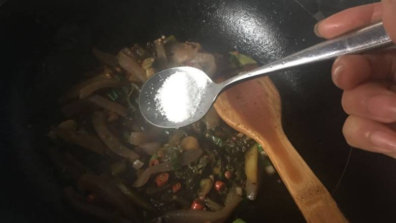 酸菜莴笋魔芋丝,加入一勺白糖,调味;