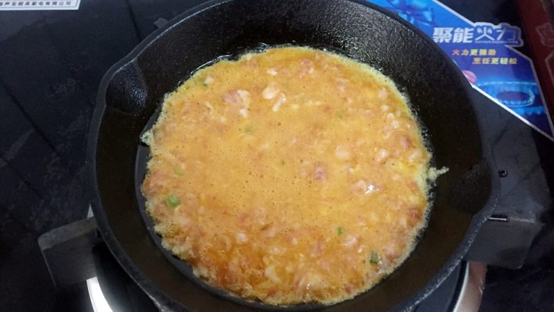 鸡蛋肉饼,舀入鸡蛋肉泥,小火煎至表面金黄色