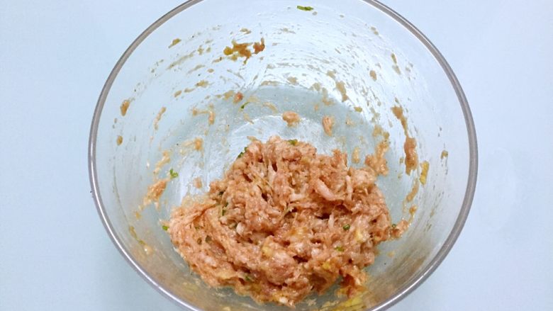 鸡蛋肉饼,用筷子顺时针方向搅拌均匀,腌制半小时以上备用