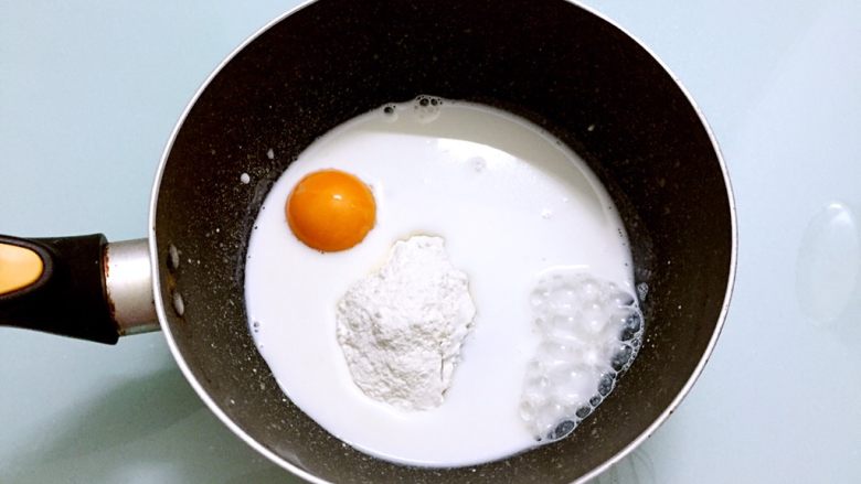 卡达仕面包(汤种),先制作汤种:把汤种所有的材料放入锅中,搅拌均匀