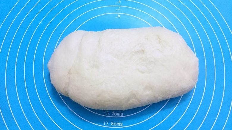 卡达仕面包(汤种),取出面团按压排气揉均匀