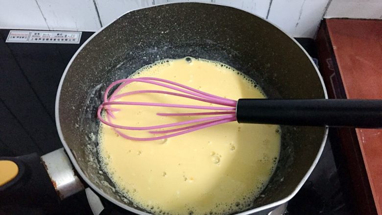 卡达仕面包(汤种),小火慢煮,边煮边搅拌至浓稠即可