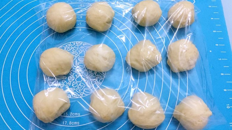 卡达仕面包(汤种),分成12份相同大小的面团,盖上保鲜膜醒发15分钟