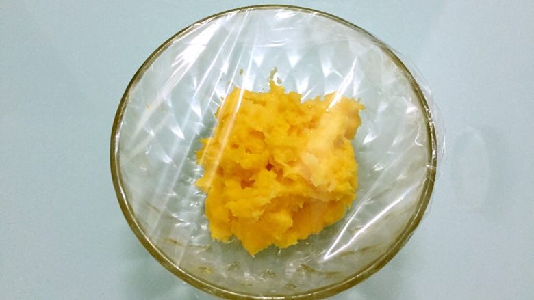 卡达仕面包(汤种),盖上保鲜膜等冷却后放进冰箱冷藏一小时即可使用或者冷藏一夜