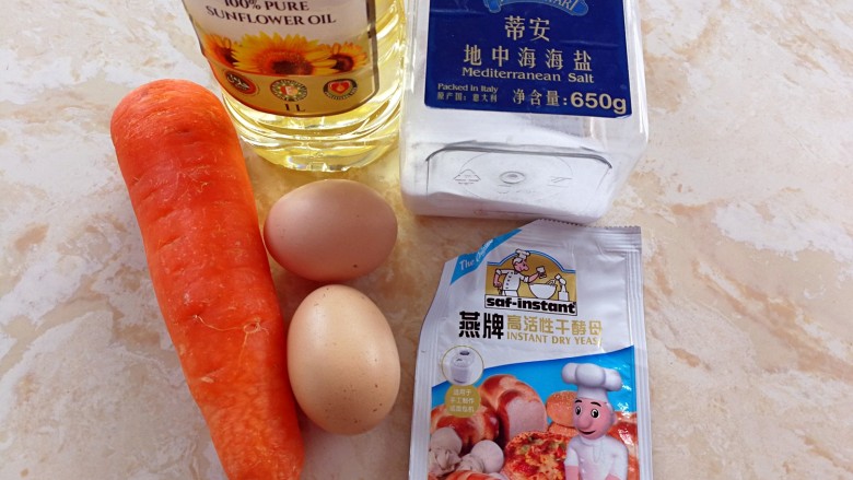 胡萝卜奶酪小餐包~一次发酵,胡萝卜洗干净备用