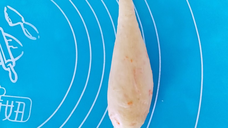 胡萝卜奶酪小餐包~一次发酵,取一个醒发好的面团,用手搓成水滴状